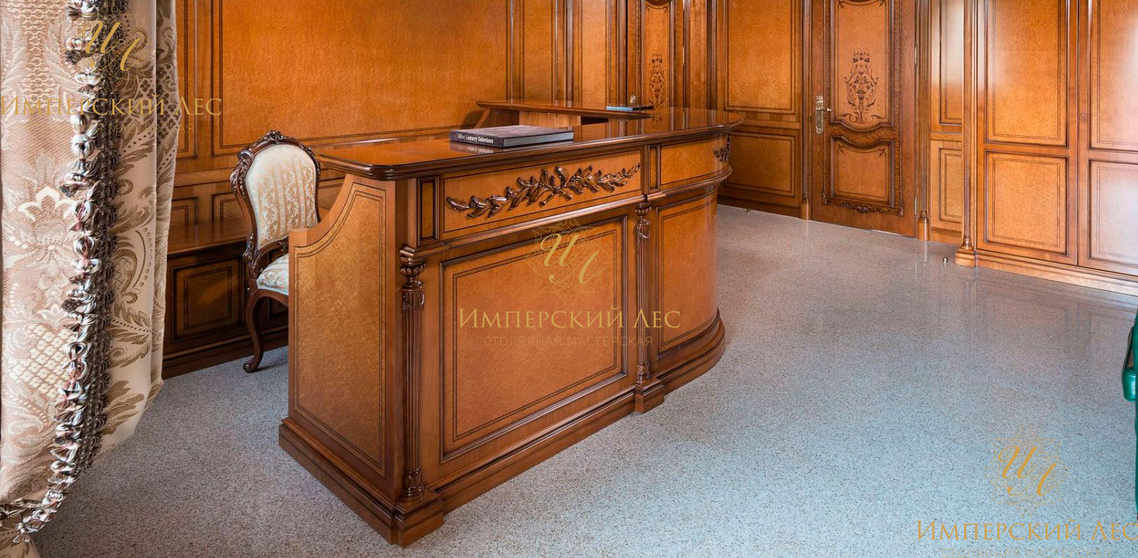 Стойка ресепшн для администратора перед кабинетом руководителя