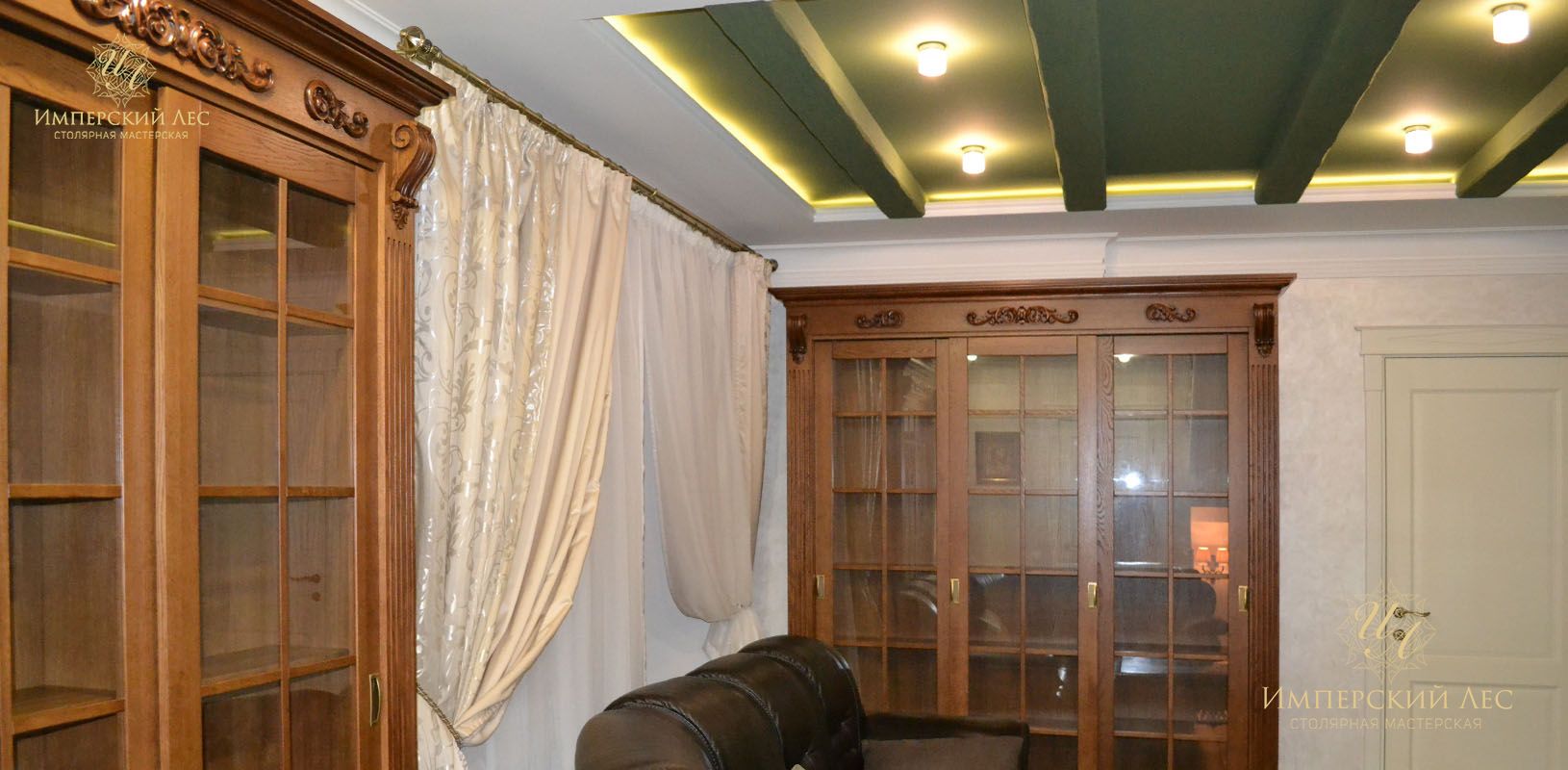 Книжный шкаф витрина "Alexander"