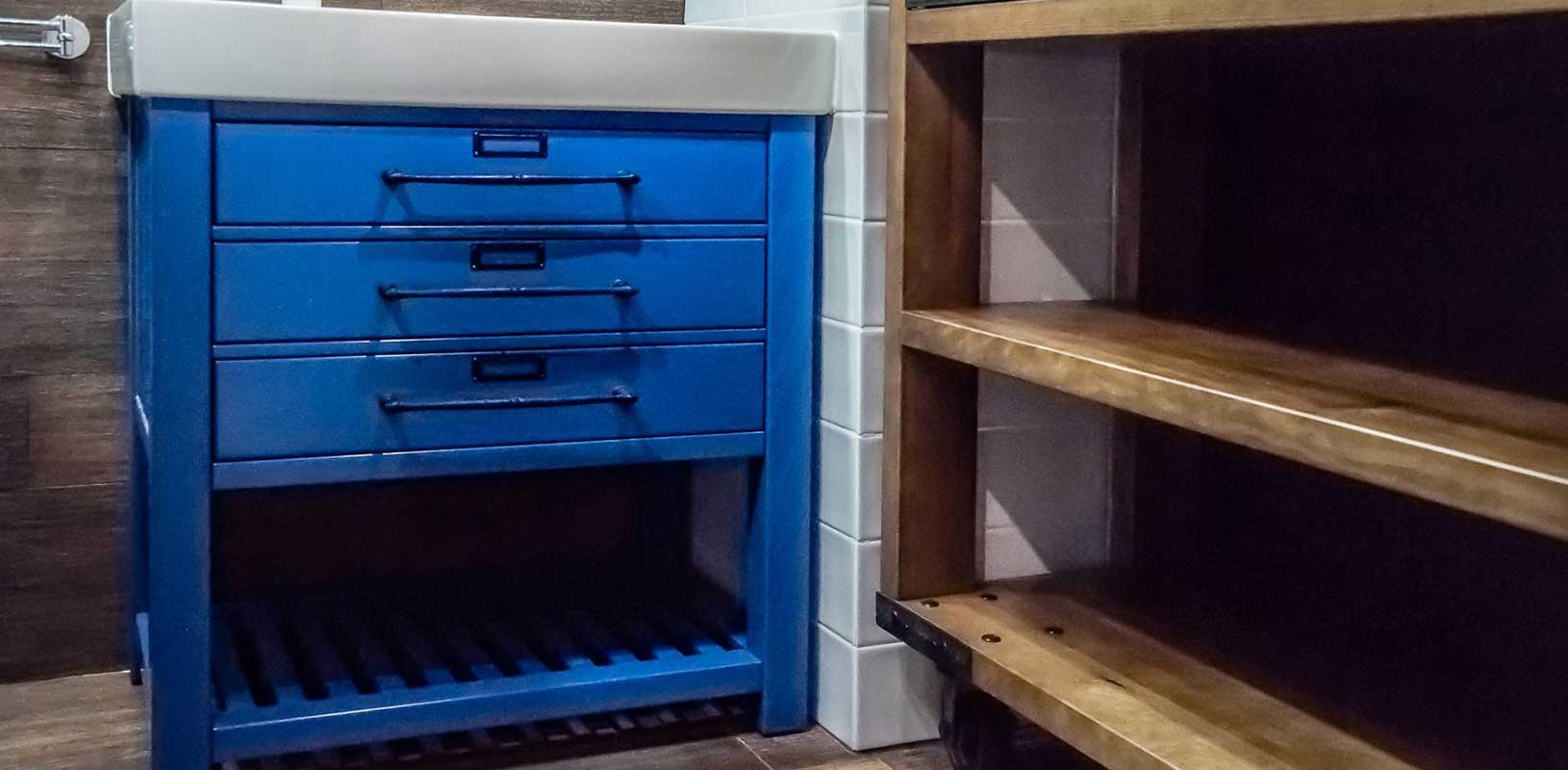 Тумба для ванной комнаты синего цвета