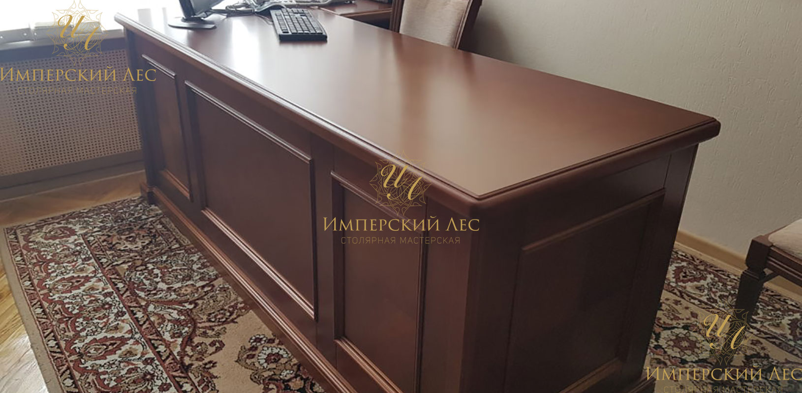 Стол IW угловой из массива ясеня с брифингом