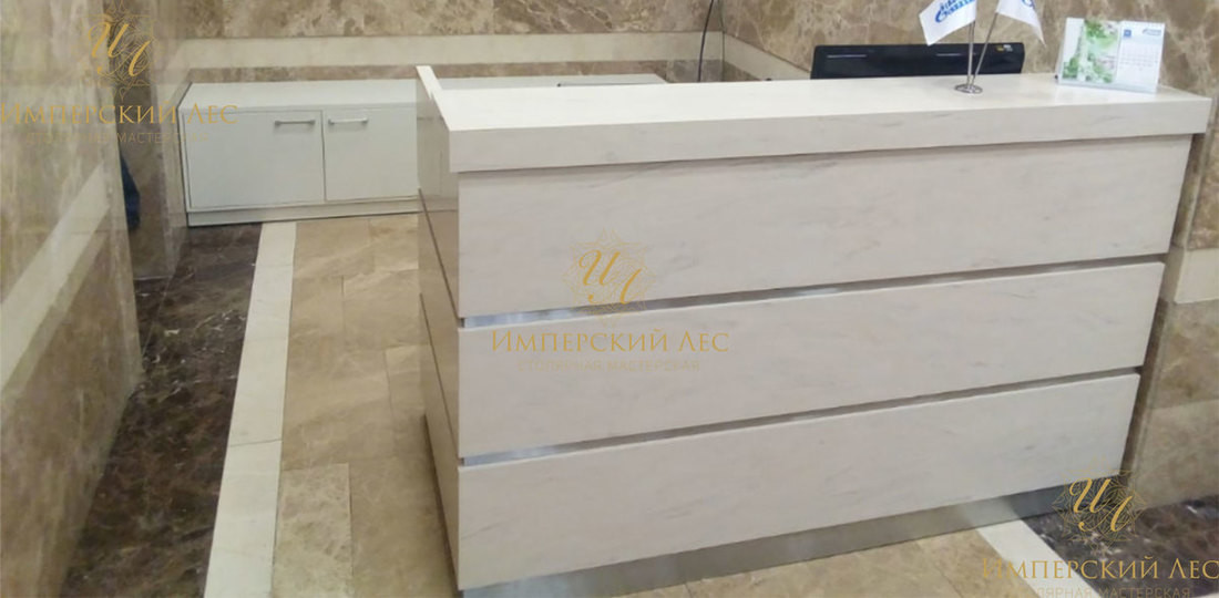 Стойка ресепшн Lounge для администратора из ДВП средней плотности и шпона перед кабинетом руководите
